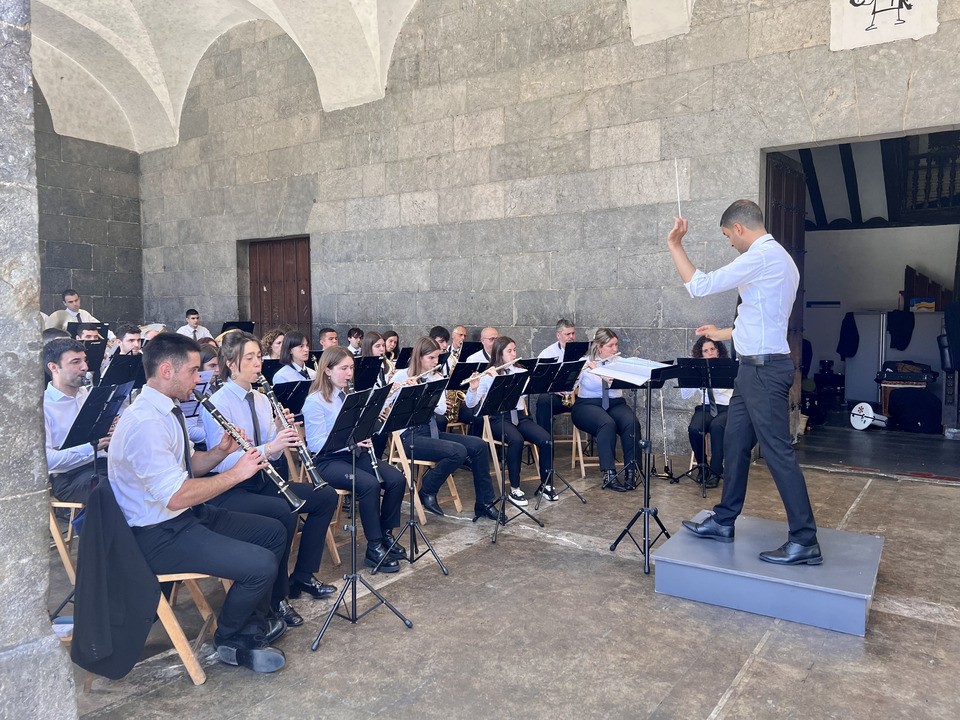 Musika banda kalera aterako da zapatuan bere eguna ospatzera