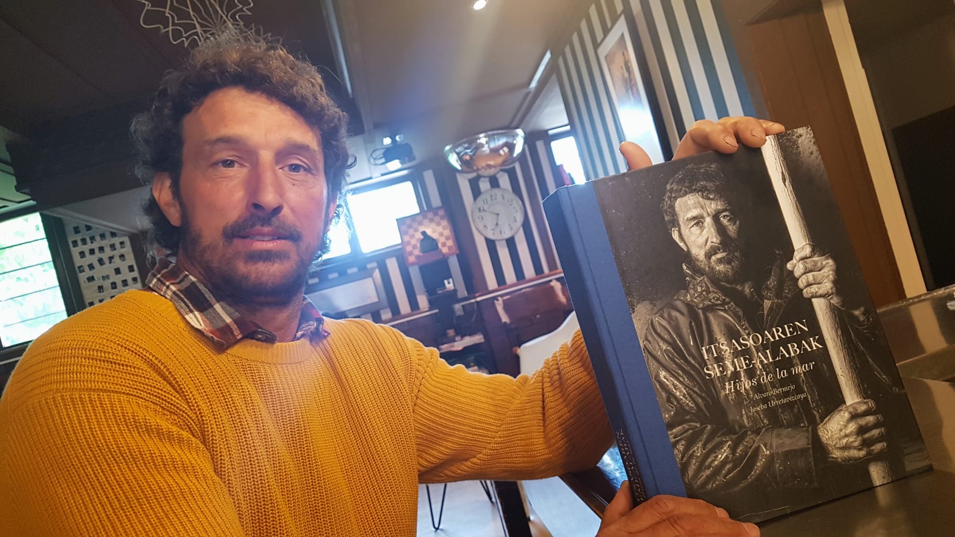 Igor Osa Goikoetxea, 'Itsasoaren seme-alabak' liburuaren azalean