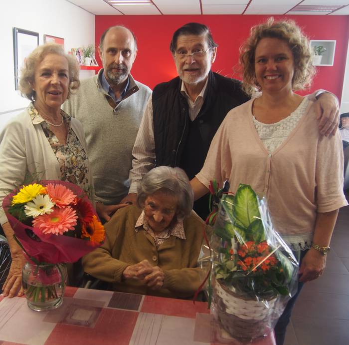 102 urte bete ditu Beatriz Telleria Maissonave zarauztarrak