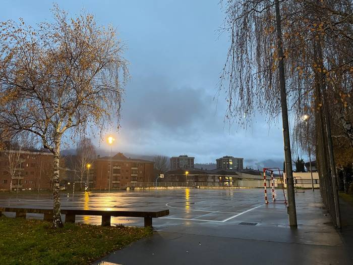 Gaurtik urtarrilaren 6ra, aparkaleku bilakatuko dira hiru ikastetxeren jolastokiak