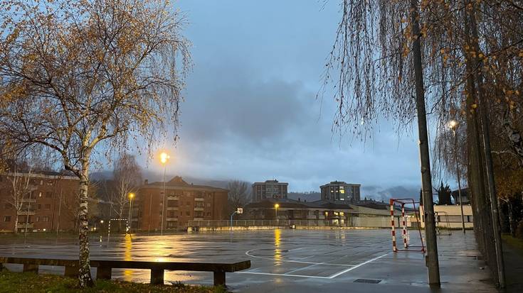 Gaurtik urtarrilaren 6ra, aparkaleku bilakatuko dira hiru ikastetxeren jolastokiak