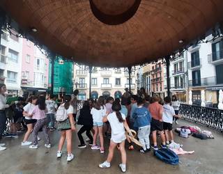 Goiz buelta haurrekin kantari