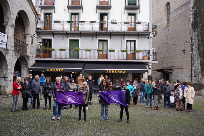 Azaroaren 25aren harira, hainbat ekintza prestatu ditu Zestoako Mugimendu Feministak