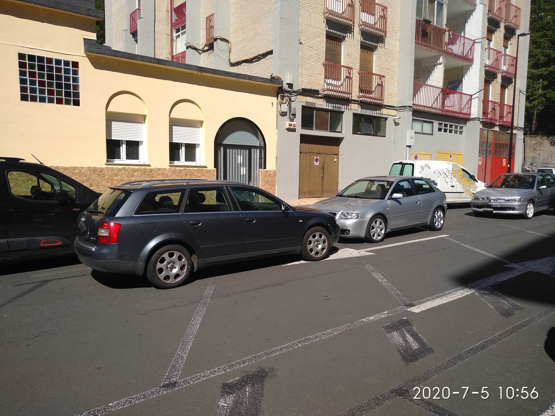 Kejie ta desditxie: "Autoak gaizki aparkatuta Floreagan"