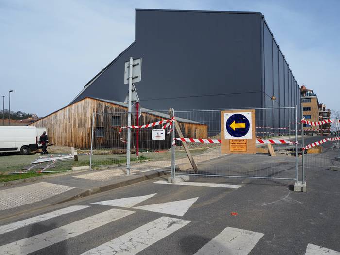 Aitzuri frontoi atzeko errepideak itxita jarraituko du inguruan egiten ari diren lanengatik