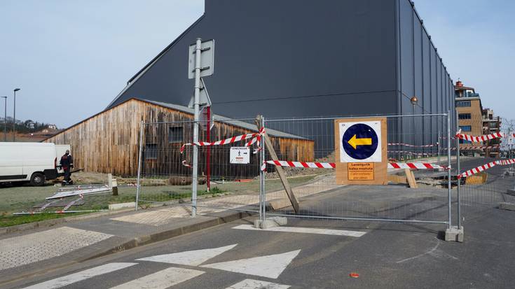 Aitzuri frontoi atzeko errepideak itxita jarraituko du inguruan egiten ari diren lanengatik