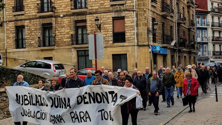 Pentsio duinak eskatzeko manifestazioa egin dute pentsiodunek