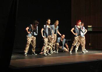 Hip hop txapelketa eta munduko dantzak daude ikusgai, Modelon