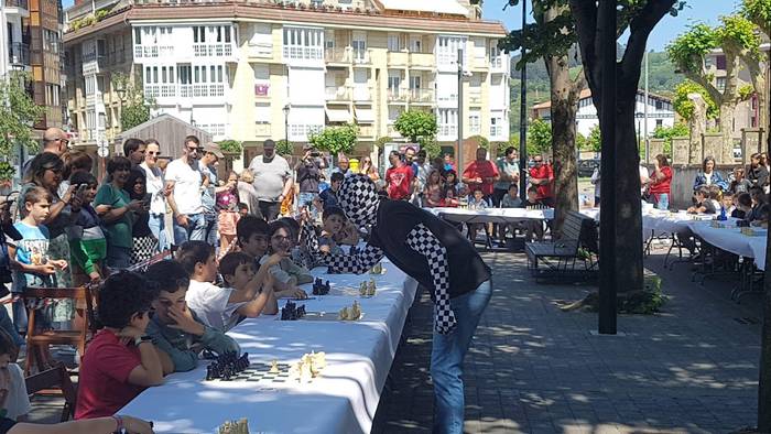 Zirrara eta kuriositatea piztu du Rey Enigmak Zumaiara egindako bisitan