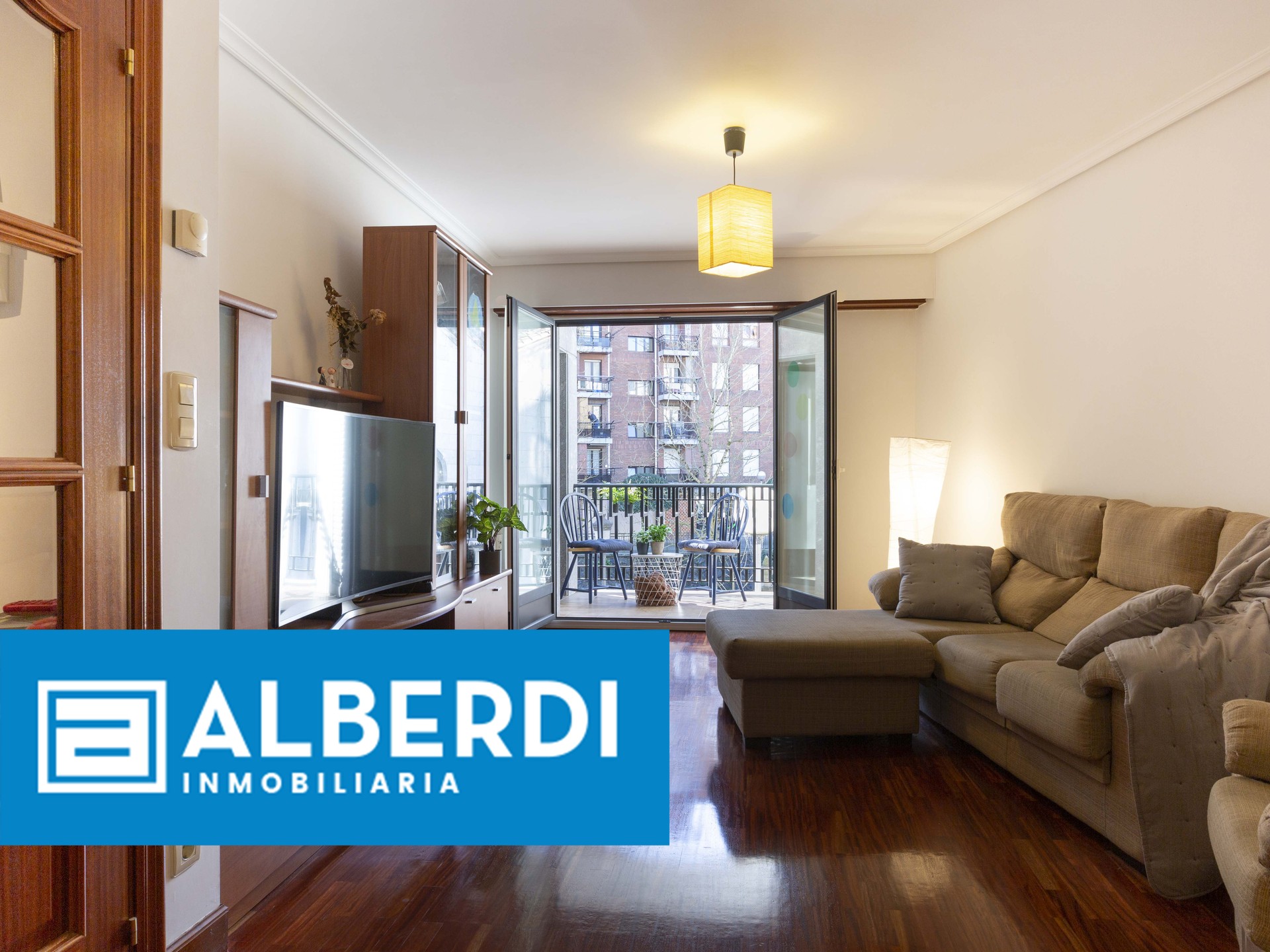 Alberdi Inmobiliaria: lau logelako etxebizitza ederra erdigunean