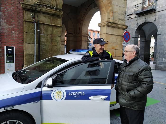 Martxan dira ibilgailu elektrikoentzat jarritako kargaguneak Azkoitian