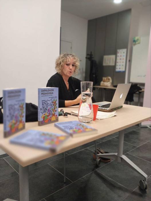 Hausnarketarako bide eman du Ane Ablanedoren hitzaldiak