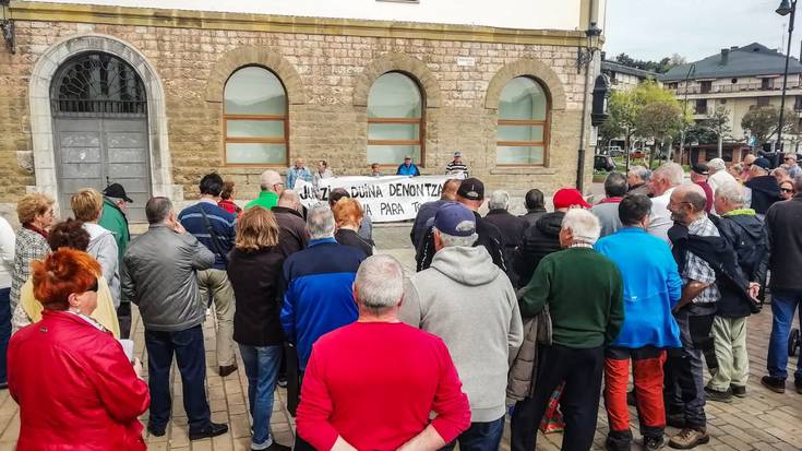 Saregileen plazan kontzentratu da beste behin pentsionista talde bat