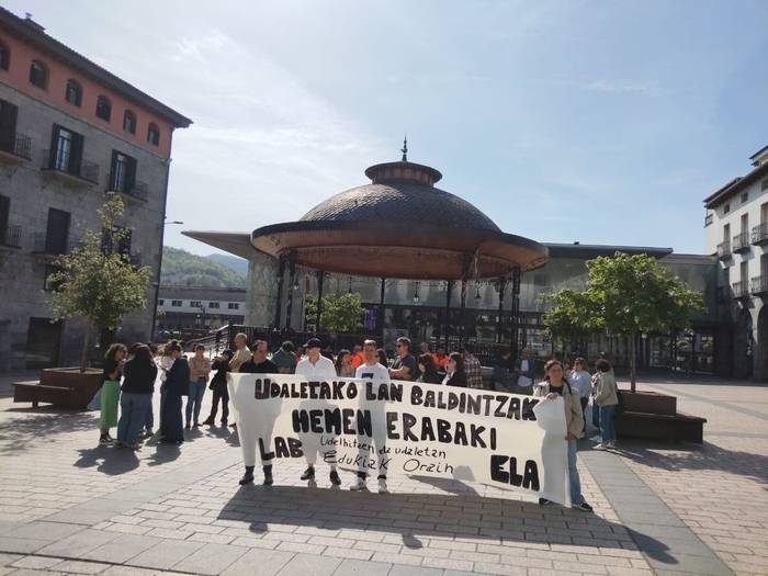 Azpeitiko udal langileek bat egin dute ELAk eta LABek udaletxeetan gaurko deitutako lanuztearekin