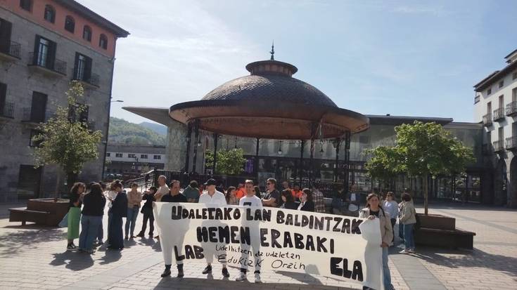 Azpeitiko udal langileek bat egin dute ELAk eta LABek udaletxeetan gaurko deitutako lanuztearekin