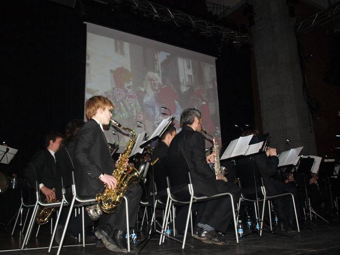 Azpeitiko Udal Musika Bandak eta Argazki Elkarteak urteroko kontzertua eskaini dute