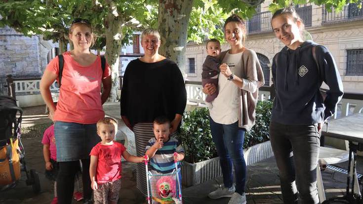 Erraustegiaren eraginez kezkatuta, bularreko esnea ikertuko du ama talde batek