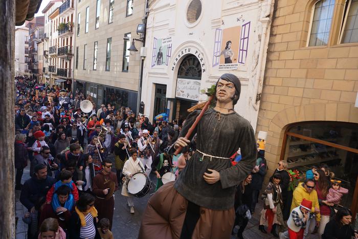 Inauterietako kalejirak girotu du igande eguerdia, Zarautzen