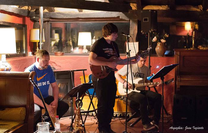 Azken Trena hirukotearen kontzertua, bihar Itzurun tabernan