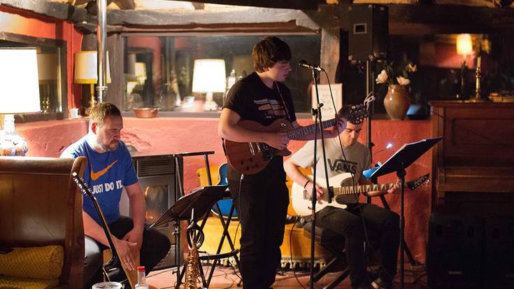 Azken Trena hirukotearen kontzertua, bihar Itzurun tabernan