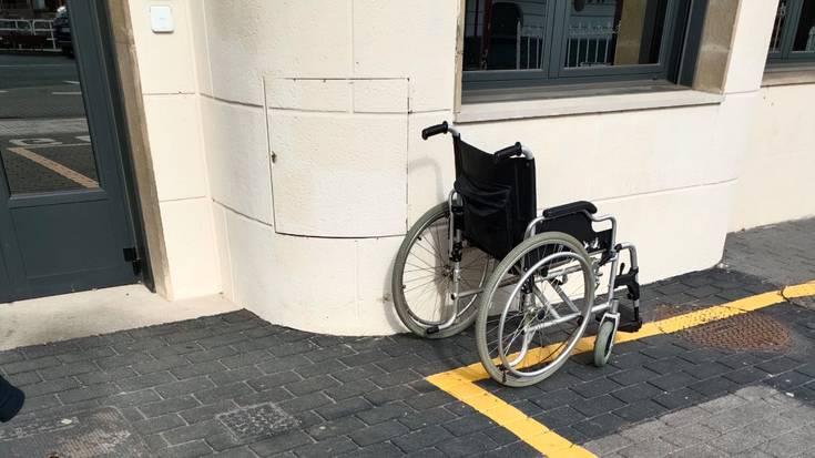 Gurpil aulki bat jaso dute udaltzainek Beheko plazan