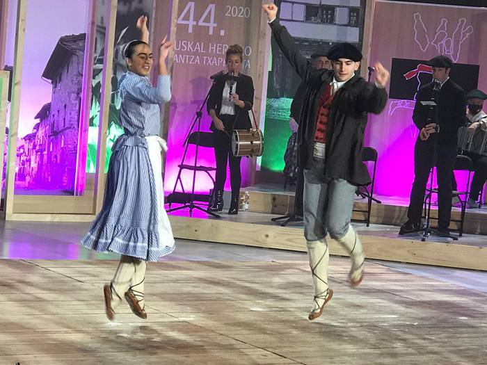 Laura Bastida eta Ekain Uzkudun azpeitiarrek bigarren egin dute Euskal Herriko 44. Dantza Txapelketan