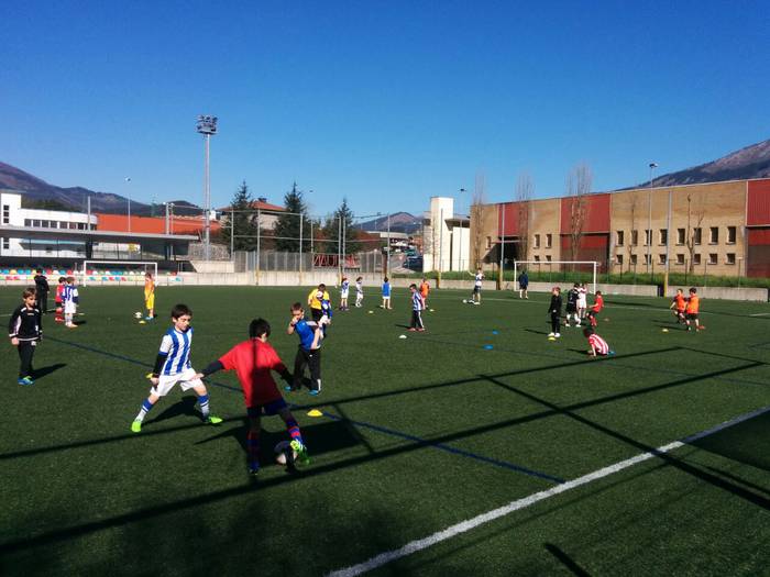 Sasoiko ongizate zentroak futbol campusa antolatu du Pazko asterako