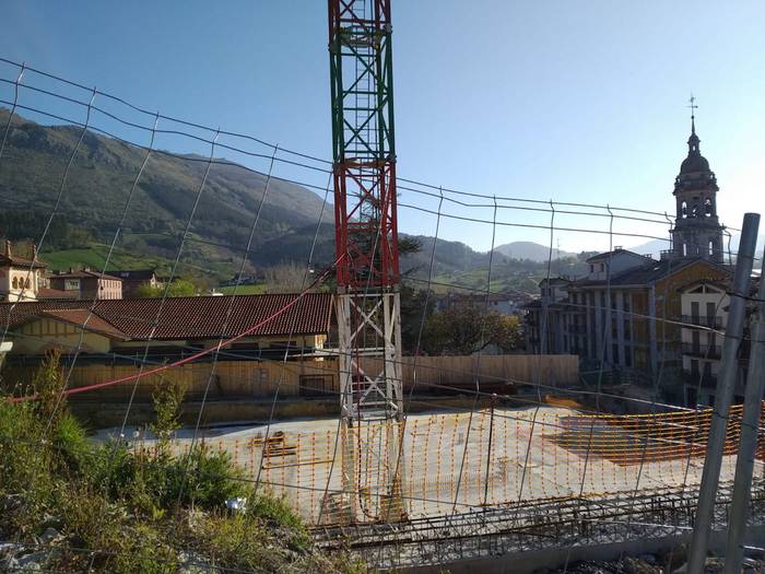 Etxeak, ez aurrera eta ez atzera