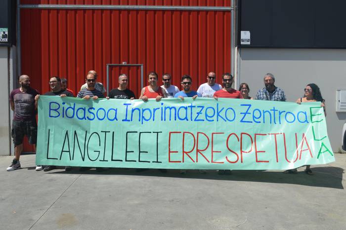 Bidasoa Inprimatzeko Zentroko langileek ordubeteko lanuztea egin dute lan baldintzak salatzeko