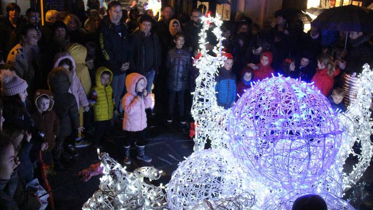 Piztu dituzte Gabonetako argiak