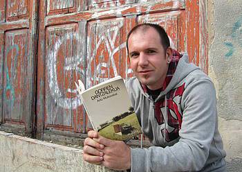 Aritz Mutiozabalek poesia liburua aurkeztuko du asteazken honetan Garoa liburudendan