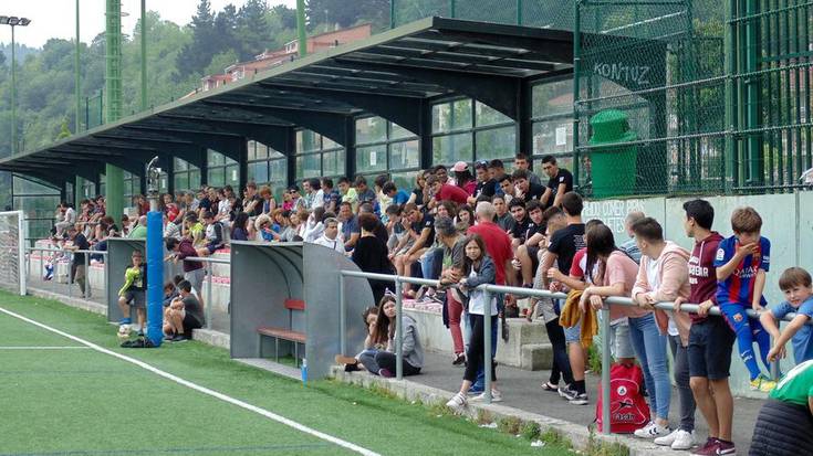 Omenaldi hunkigarria eskaini dio futbol munduak Jon Dominguezen sendiari