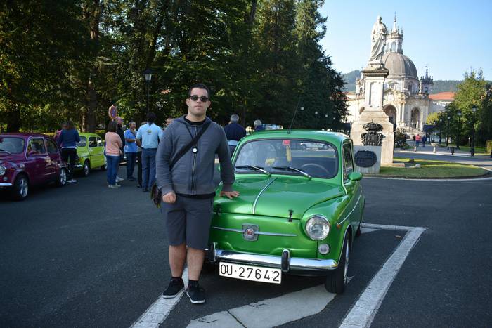 Gipuzkoa guztitik etorritako Seat 600 autoen topaketa ari dira egiten gaur, Azpeitian