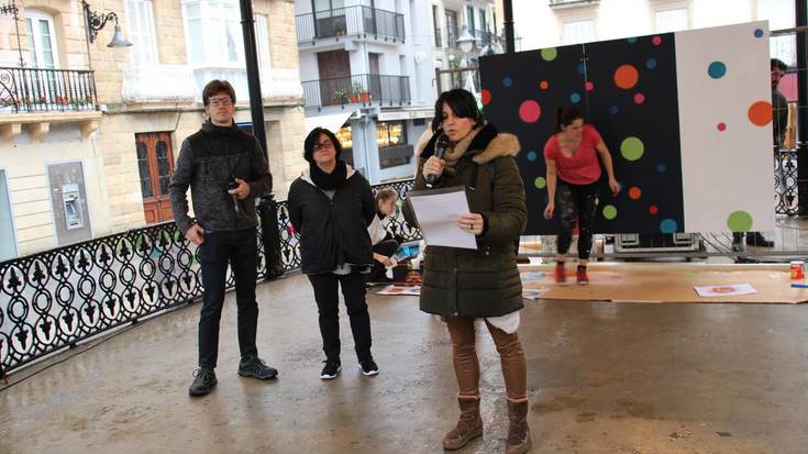 Euri zaparradapean saretu dituzte Euskaraldiko bizipenak eta desioak