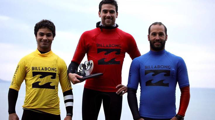 Txukun aritu dira surflari zarauztarrak Sorgin Etxe Big Wave Erronkan