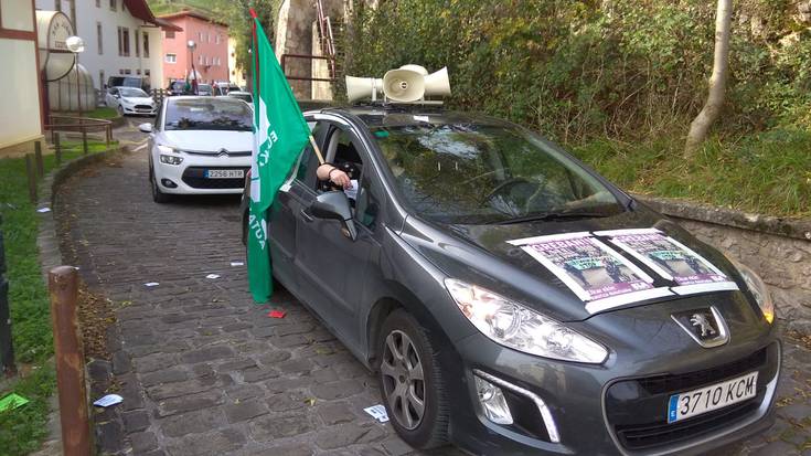 Helduen egoitzetako langileek kotxe karabana egin dute