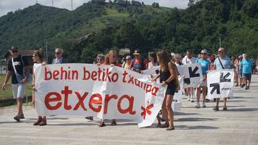 Euskal preso eta iheslariak "etxean" nahi dituztela aldarrikatu dute gaur Orioko hondartzan
