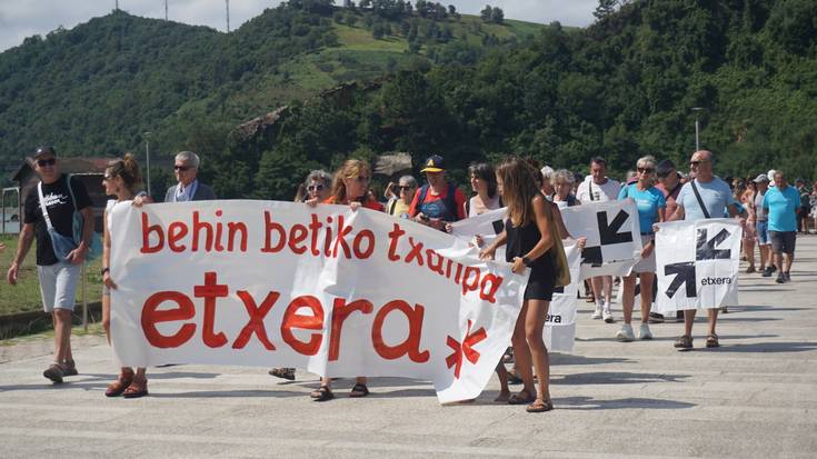 Euskal preso eta iheslariak "etxean" nahi dituztela aldarrikatu dute gaur Orioko hondartzan