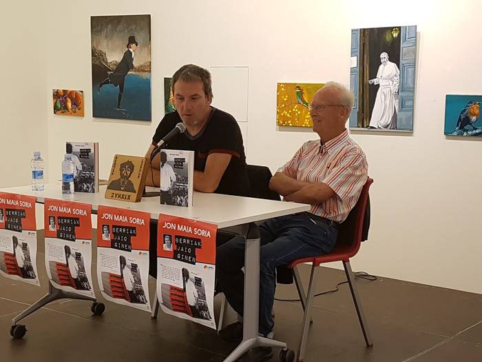 Jon Maiak 'Berriak jaio ginen' liburuaren aurkezpena egin du Zumaian
