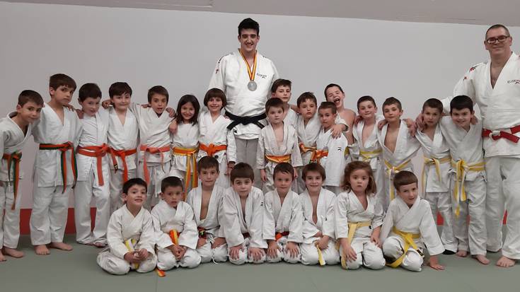 Eneko Eizagirre judo ikasleekin izan da Karela kiroldegian