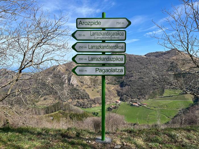 Madariagako baserri izenen seinaleak berritzen ari da udala