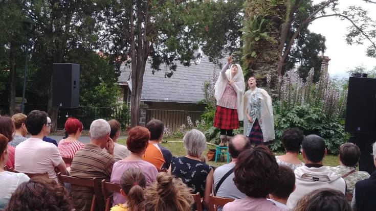 Ama Birjinaren agerpenarekin hasi da kaleko antzerki zikloa