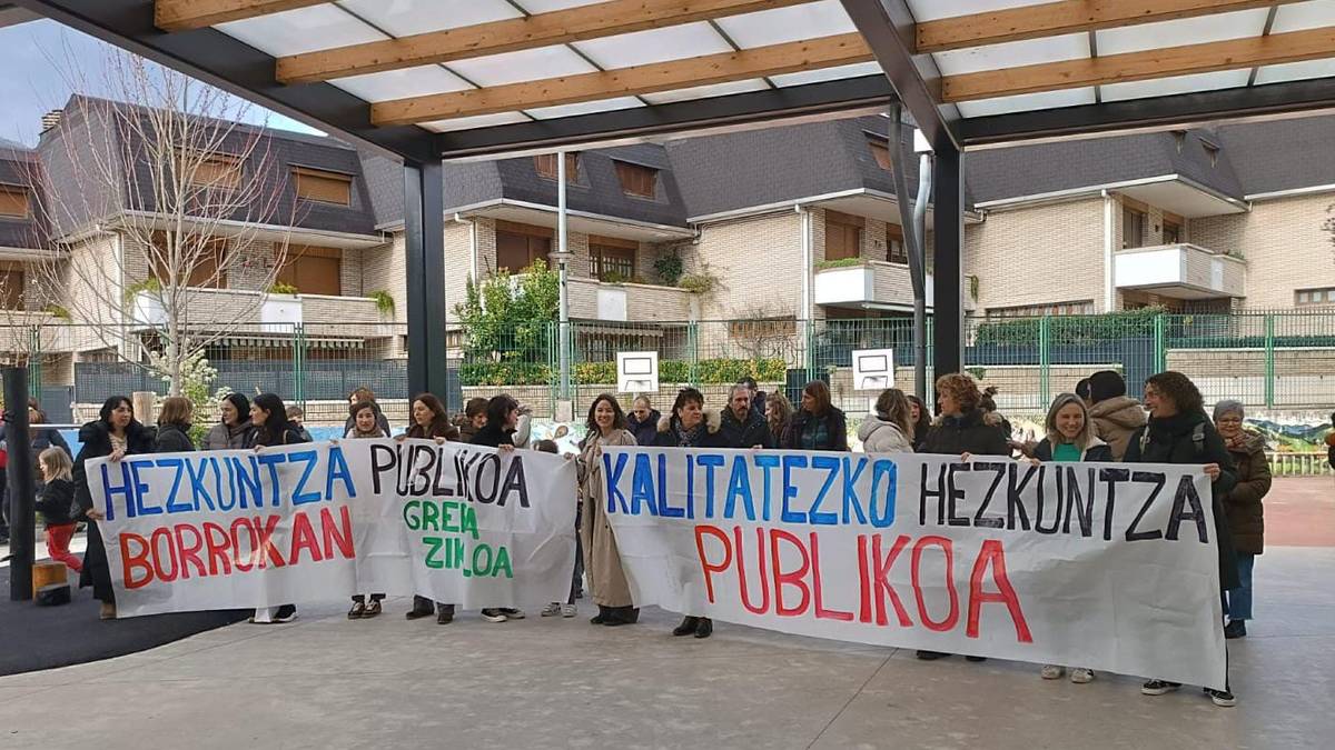 Grebaren atarian, hezkuntza publikoko langileek elkarretaratzea egin dute