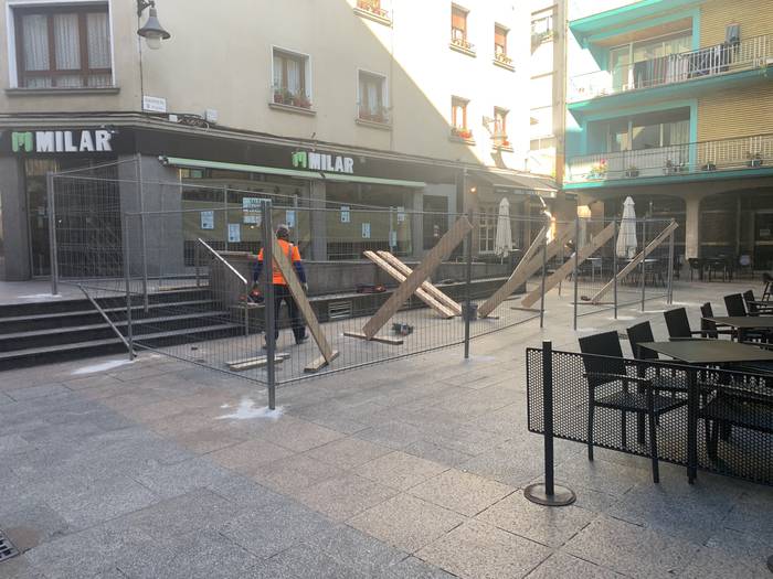 Barren plazan hesiak ipini ditu Zarauzko Udalak, jende pilaketak saihesteko