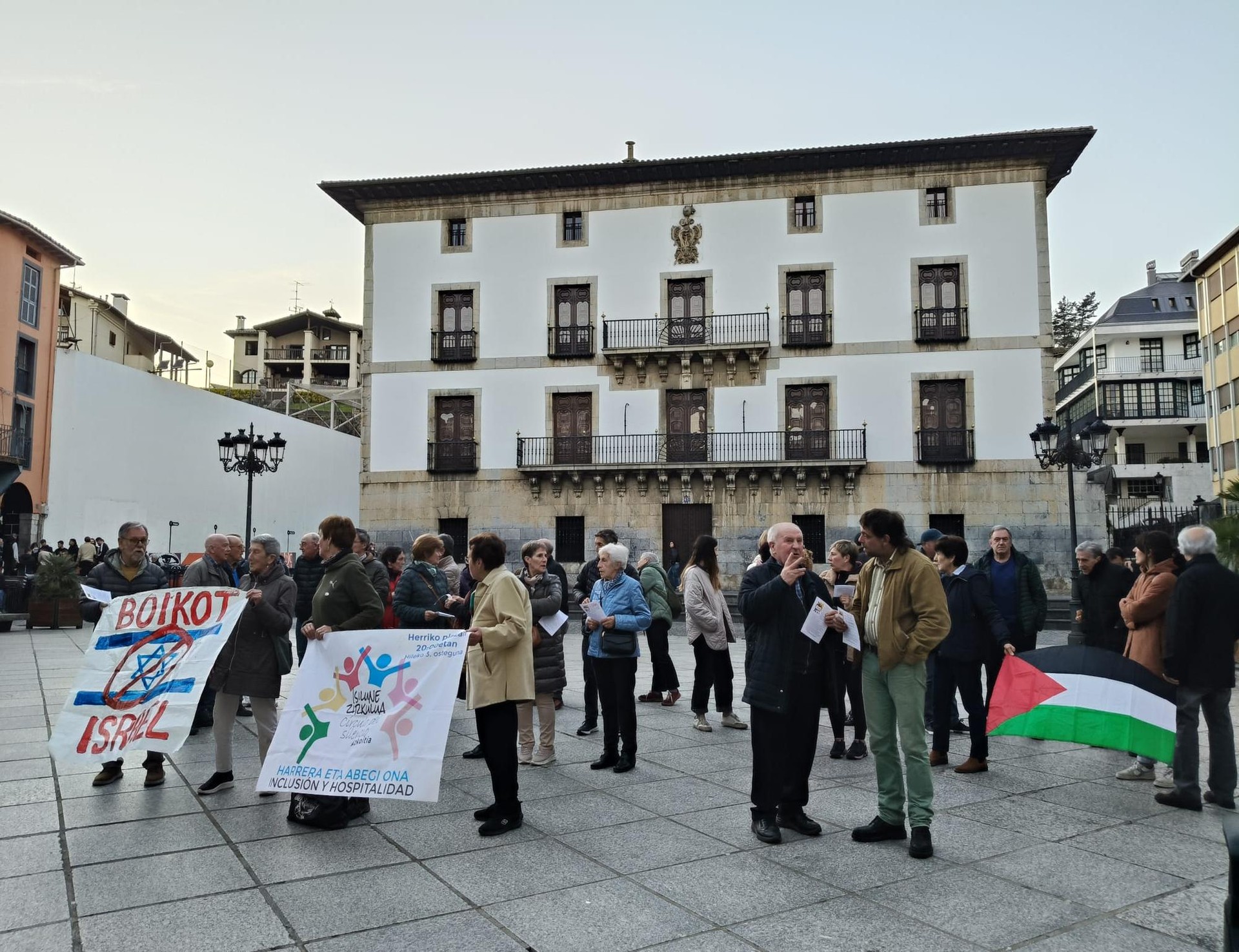 Israelek eta AEBek egindako "genozidioa eta garbiketa etnikoa" salatu dituzte