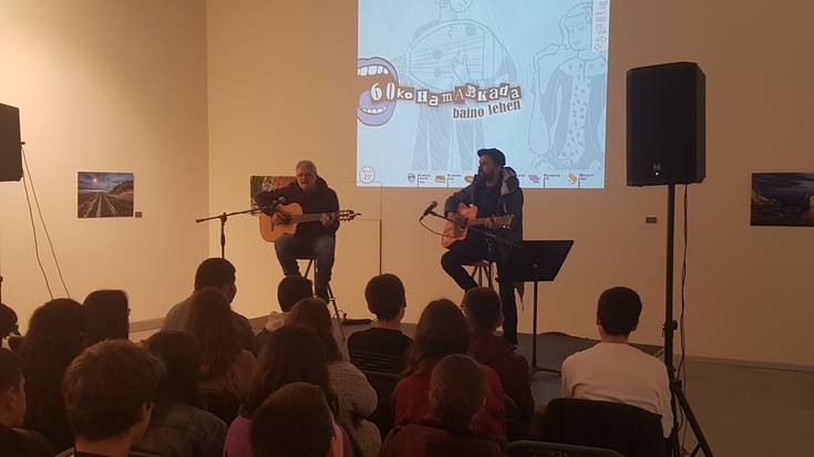 Euskal kantugintzaren errepasoa egin dute Eñaut Elorrietak eta Mikel Markezek