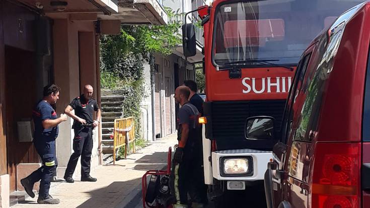 Suhiltzaileek Juan Belmonteko etxebizitza batean piztutako sua itzali dute