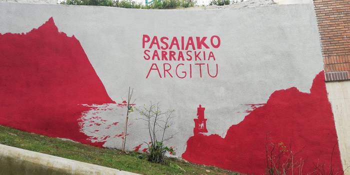 Pasaiako segada argitzeko eskatzeko horma irudia egin dute