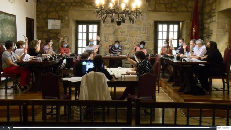 Bideoa: Zarauzko Udalaren ezohiko batzarra