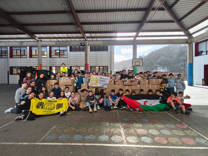 Orioko Herri Ikastola osatzen dugun komunitateko kideok elkartasuna erakutsi diogu Saharako herriari